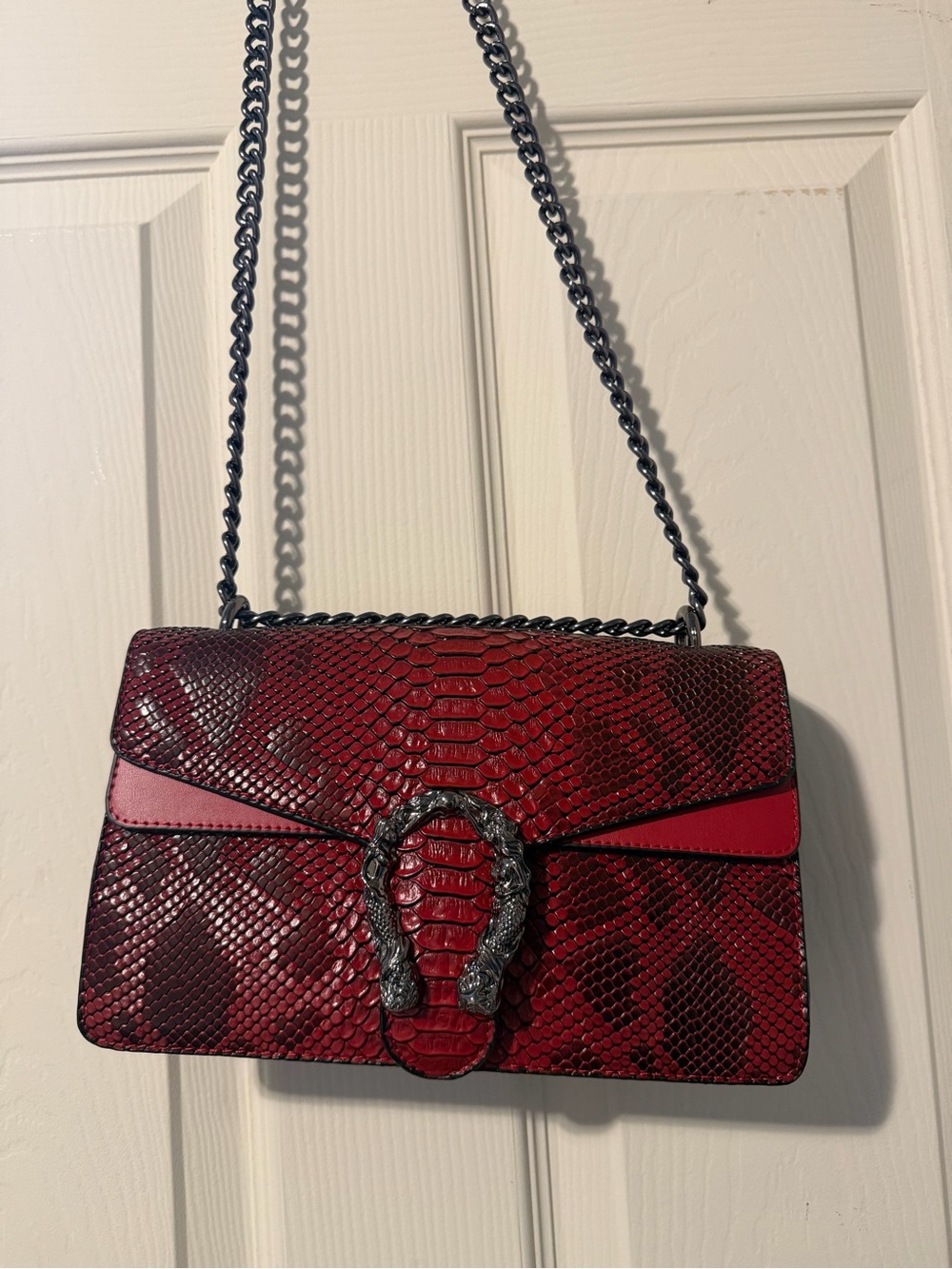 Red Python-Effect Chain Shoulder Bag - Picture 3 of 9